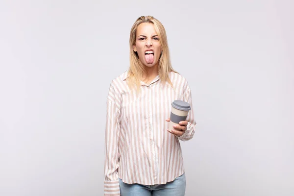 Ung Kvinna Med Kaffekänsla Äcklad Och Irriterad Sticker Tungan Ogillar — Stockfoto