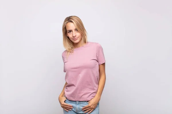 Mujer Sonriendo Alegre Casualmente Con Una Expresión Positiva Feliz Segura —  Fotos de Stock