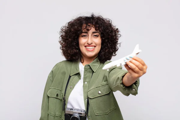 Arabier Mooie Vrouw Met Een Vliegtuig Model Traver Concept — Stockfoto