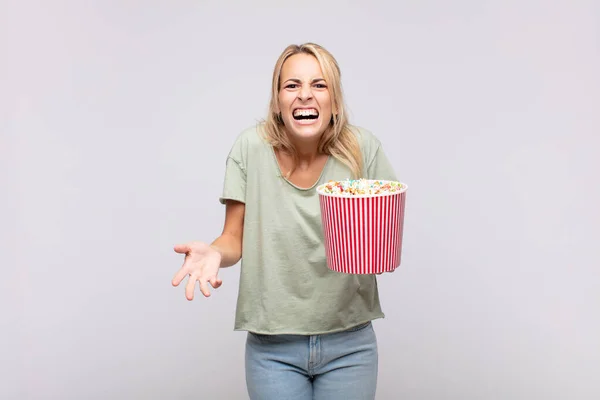 Young Woman Pop Corns Bucket Looking Angry Annoyed Frustrated Screaming — Stock Photo, Image