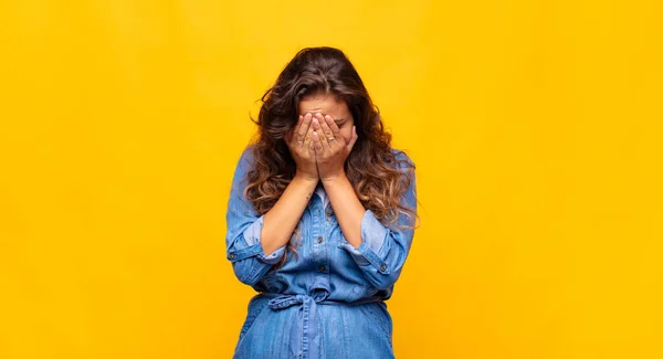 Chica Sintiéndose Triste Frustrada Nerviosa Deprimida Cubriendo Cara Con Ambas — Foto de Stock
