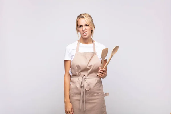 Young Woman Chef Feeling Puzzled Confused Dumb Stunned Expression Looking — 图库照片