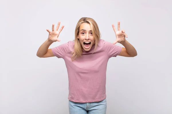 Vrouw Schreeuwend Paniek Woede Geschokt Doodsbang Woedend Met Handen Naast — Stockfoto