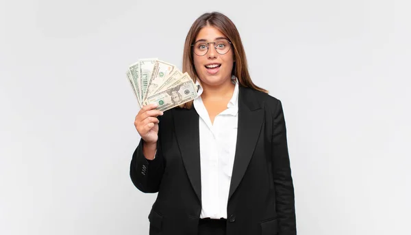 Mujer Joven Con Billetes Que Ven Felices Gratamente Sorprendidos Emocionados — Foto de Stock
