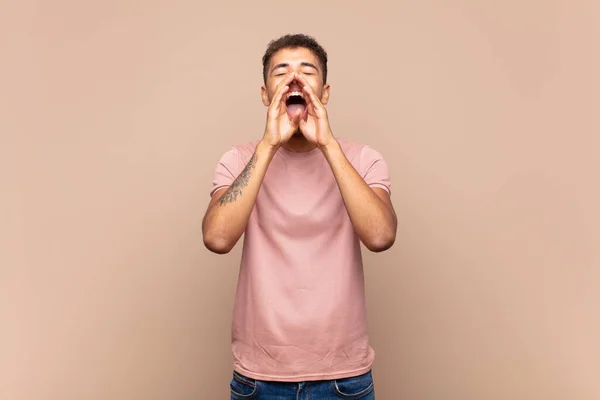 Sentindo Feliz Animado Positivo Dando Grande Grito Com Mãos Lado — Fotografia de Stock