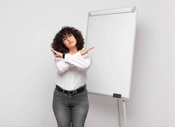 Kvinnan Ser Irriterad Och Trött Din Attityd Säger Tillräckligt Upp — Stockfoto