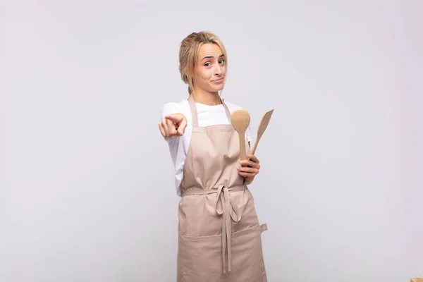 Joven Mujer Chef Apuntando Cámara Con Una Sonrisa Satisfecha Segura —  Fotos de Stock
