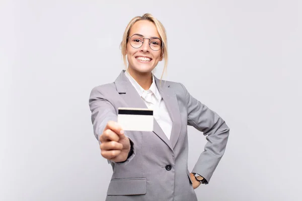 Junge Hübsche Blonde Frau — Stockfoto