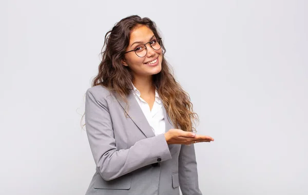 Flickan Ler Glatt Känner Sig Glad Och Visar Ett Koncept — Stockfoto