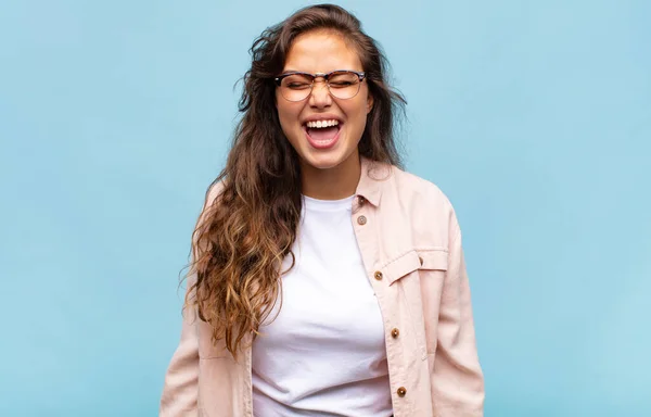 Flicka Skriker Aggressivt Ser Mycket Arg Frustrerad Upprörd Eller Irriterad — Stockfoto