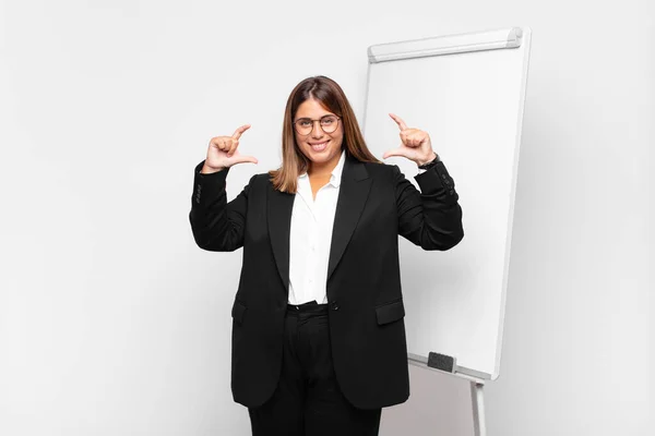 Mujer Enmarcando Esbozando Propia Sonrisa Con Ambas Manos Luciendo Positiva — Foto de Stock