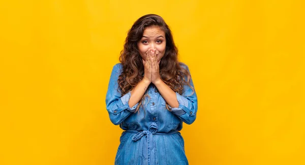 Menina Feliz Animado Surpreso Surpreendido Cobrindo Boca Com Mãos Rindo — Fotografia de Stock