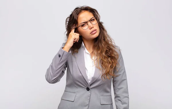 Menina Sentindo Confuso Perplexo Mostrando Que Você Louco Louco Fora — Fotografia de Stock