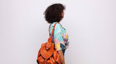 Profil görünümlü bir kadın uzayı kopyalamaya çalışıyor, düşünüyor, hayal ediyor ya da hayal kuruyor.