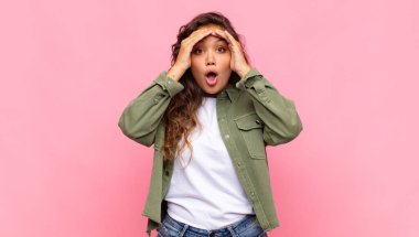 Kız dehşete kapılmış ve şok olmuş hissediyor, ellerini havaya kaldırıyor ve bir hata yüzünden panikliyor.