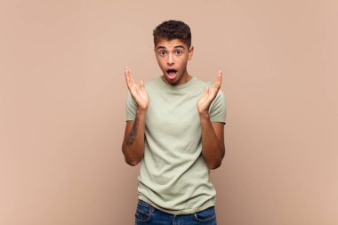  Şaşırmış ve şaşırmış bir şekilde bakarken, inanılmaz bir şey fark ettiğinizde şaşkınlık içinde çenenizi kapayın.