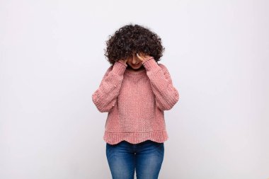 Stresli ve hayal kırıklığına uğramış bir kadın, baskı altında çalışıyor, başı ağrıyor ve sorunları var.