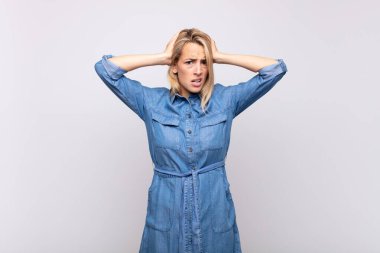 Kadın hayal kırıklığına uğramış ve sıkılmış hissediyor, başarısızlıktan bıkmış ve bıkmış, sıkıcı işlerden bıkmış