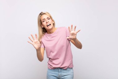 Kadın sersemlemiş ve korkmuş hissediyor. Korkutucu bir şeyden korkuyor. Elleri açık ve uzak dur diyor.