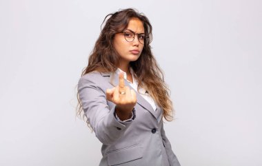 Kızgın, sinirli, asi ve agresif hisseden bir kız. Orta parmağını hareket ettiriyor, karşı koyuyor.