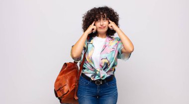 Kadın odaklanmış ve bir fikir üzerinde kafa yoruyor, bir meydan okumaya veya soruna bir çözüm hayal ediyor.