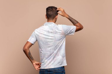  Kafası karışık, kafası karışık, eli kalçasında, dikiz aynasıyla bir çözüm düşünüyor.