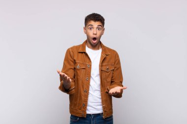  Açık sözlü ve şaşırmış, şok olmuş ve hayrete düşmüş.