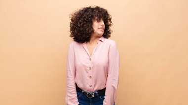 Endişeli, stresli, endişeli, korkmuş, panikleyen ve dişlerini sıkan bir kadın.