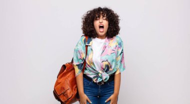 Kadın agresif bir şekilde bağırıyor, çok kızgın, sinirli, öfkeli ya da sinirli görünüyor.