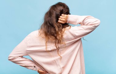 Düşünen ya da şüphe eden, kafasını kaşıyan, kafası karışık ve kafası karışık, arka ya da arka plan