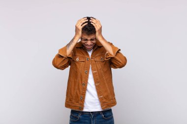  Stresli ve hayal kırıklığına uğramış hissediyorum, ellerimi havaya kaldırıyorum, yorgun, mutsuz ve migrenli hissediyorum.