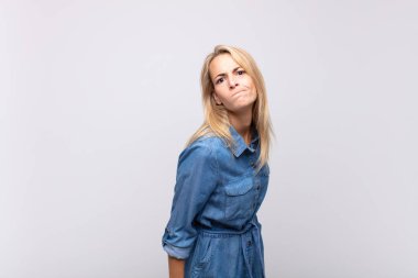 Şapşal, çılgın, şaşırmış bir yüzü olan, yanakları şişen, doldurulmuş, şişman ve yemekle dolu bir kadın.