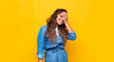 Kız gülüyor ve alnına şaplak atıyor. Unuttum ya da aptalca bir hataydı.