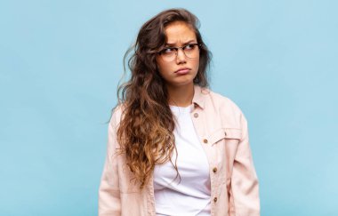 Üzgün, üzgün ya da kızgın hisseden ve olumsuz bir tavır takınan, anlaşmazlık içinde somurtan bir kız.