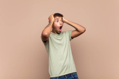  Korkunç bir hata yüzünden dehşete düşmüş ve şok olmuş bir halde elleri baş başa kaldırıyorlardı.