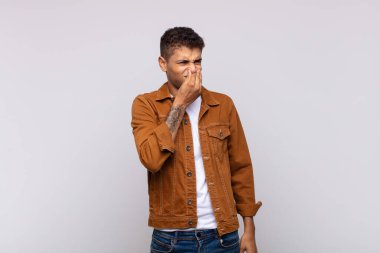  İğrenç ve nahoş bir kokuyu koklamamak için burnumu tutarak tiksiniyorum.