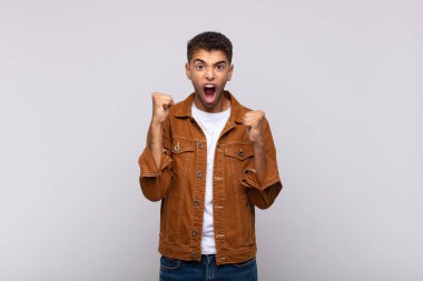  Kızgın bir ifadeyle saldırganca bağırmak ya da başarıyı kutlayan yumruklarla.