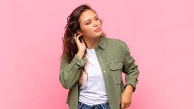 Stresli, hayal kırıklığına uğramış ve yorgun hisseden bir kadın endişeli ve sorunlu bir bakışla boynunu ovalıyor.