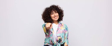 Tatmin olmuş, kendine güvenen, dostça gülümseyen ve seni seçen bir kadın.