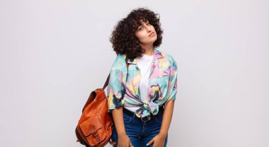 Kadın gururlu, kendinden emin, havalı, küstah ve küstah görünüyor, gülümsüyor, başarılı hissediyor.