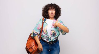 Kadın şaşkın, şaşkın ve güvensiz hissediyor, kendini merak edip bana soruyor.?