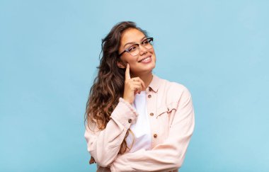 Mutlu bir şekilde gülümseyen, hayal kuran ya da şüpheyle bakan bir kadın.