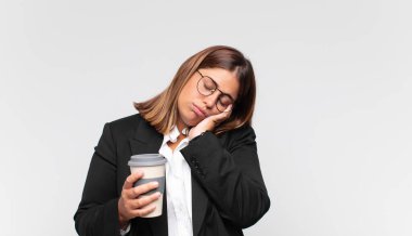 Kahvesi olan genç bir iş kadını. Sıkılmış, hayal kırıklığına uğramış ve uykulu. Yorucu, sıkıcı ve can sıkıcı bir işin ardından.