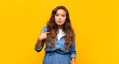 Kadın şaşkın, şaşkın ve güvensiz hissediyor, kendini merak edip bana soruyor.?