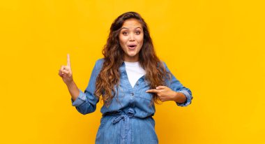 Kadın gururlu ve şaşırmış hissediyor, kendine güvenen, başarılı bir numara gibi hisseden.