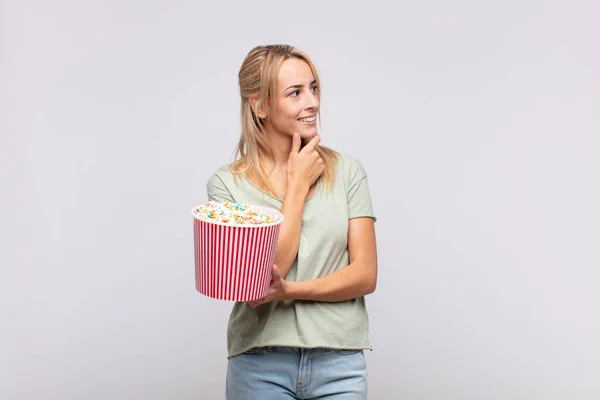 Young Woman Pop Corns Bucket Smiling Happy Confident Expression Hand — Stock Photo, Image