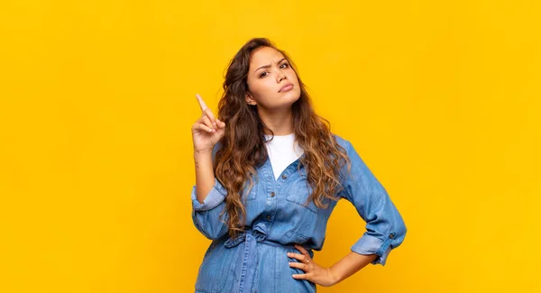 Menina Sentindo Como Gênio Segurando Dedo Orgulhosamente Depois Perceber Uma — Fotografia de Stock