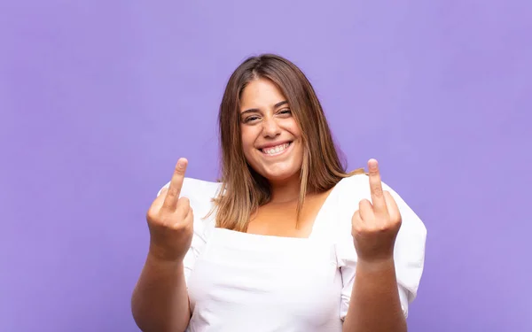 Giovane Donna Bionda Che Sente Provocatoria Aggressiva Oscena Ribaltando Dito — Foto Stock