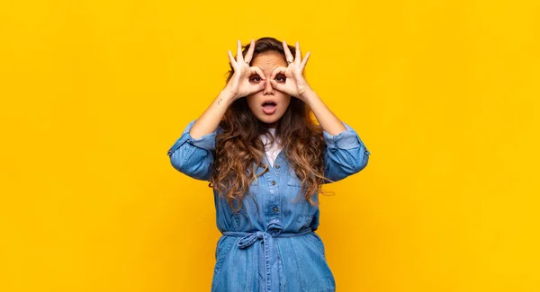 Chica Sintiéndose Sorprendida Asombrada Sorprendida Sosteniendo Gafas Con Mirada Asombrada — Foto de Stock