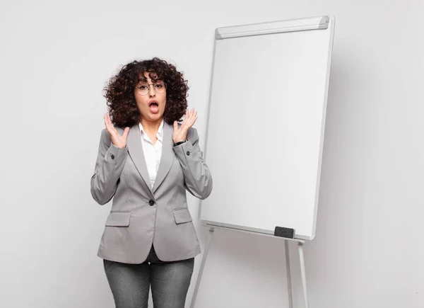 Vrouw Kijkt Geschokt Verbaasd Met Kaak Viel Verrassing Bij Het — Stockfoto